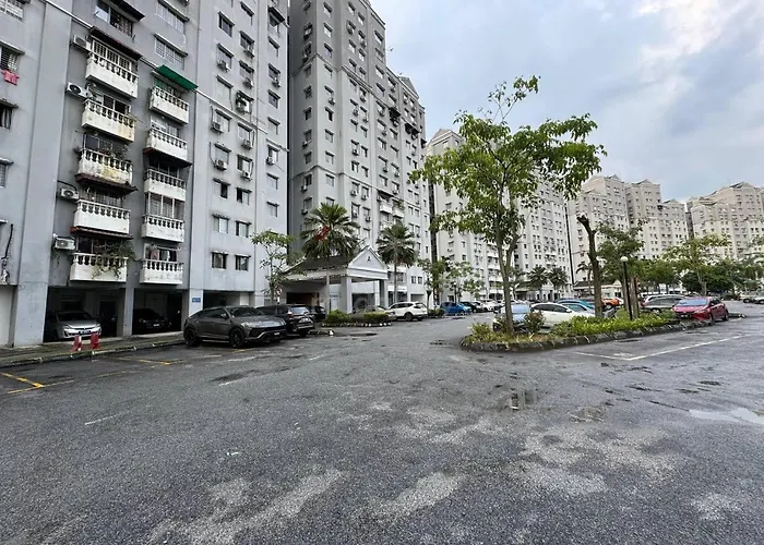 Avenue Court